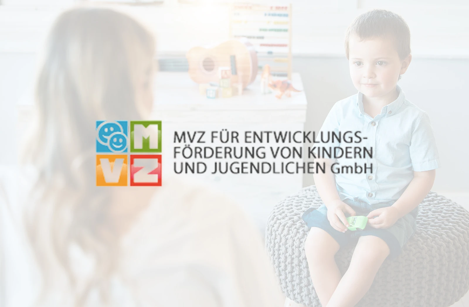 Logo des MVZ für Entwicklungsförderung vor einem hellen Beratungsgespräch mit Kind.